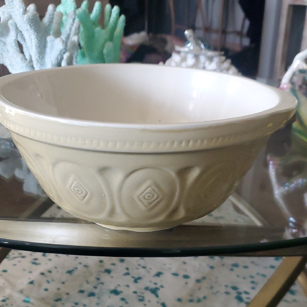 Elegant Cream Ceramic Bowl
